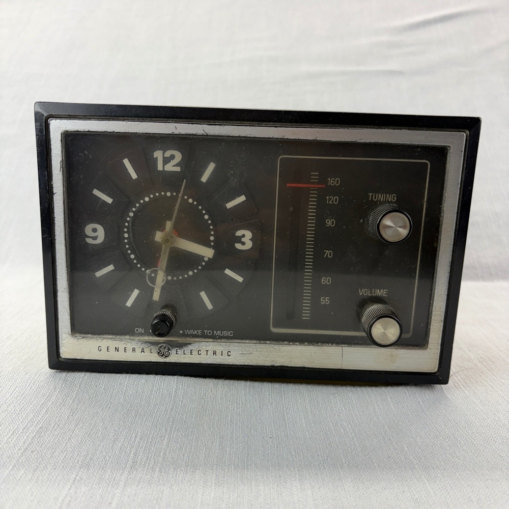 General Electric Clock Radio 7-4725A Beige Vintage AM Alarm Wake To Music